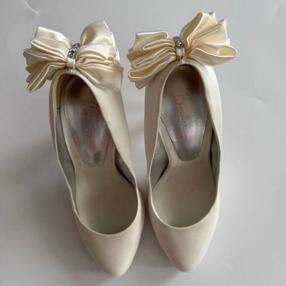 Bourne England Satin Cream Wedding Crystal Bow Pump 4” Heel Romantic Size 6 / 36 - Picture 4 of 10